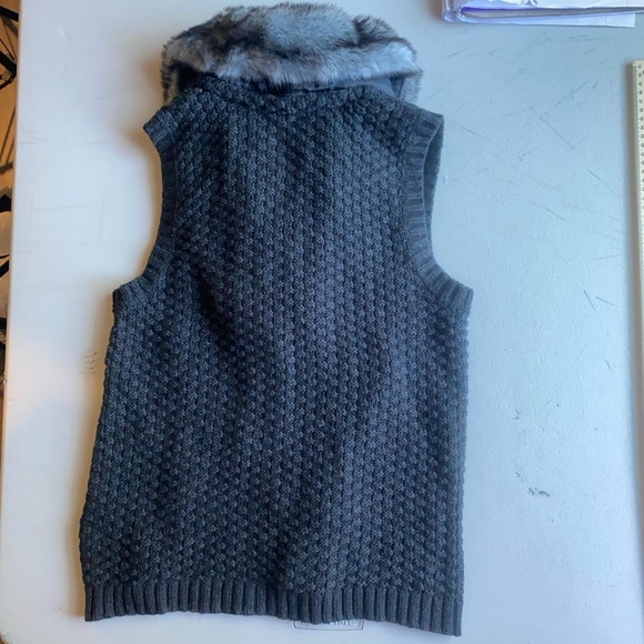 Chico’s Black Knit‎ Sweater Vest w/ Faux Fur Collar Size 0 (S) - Picture 9 of 11